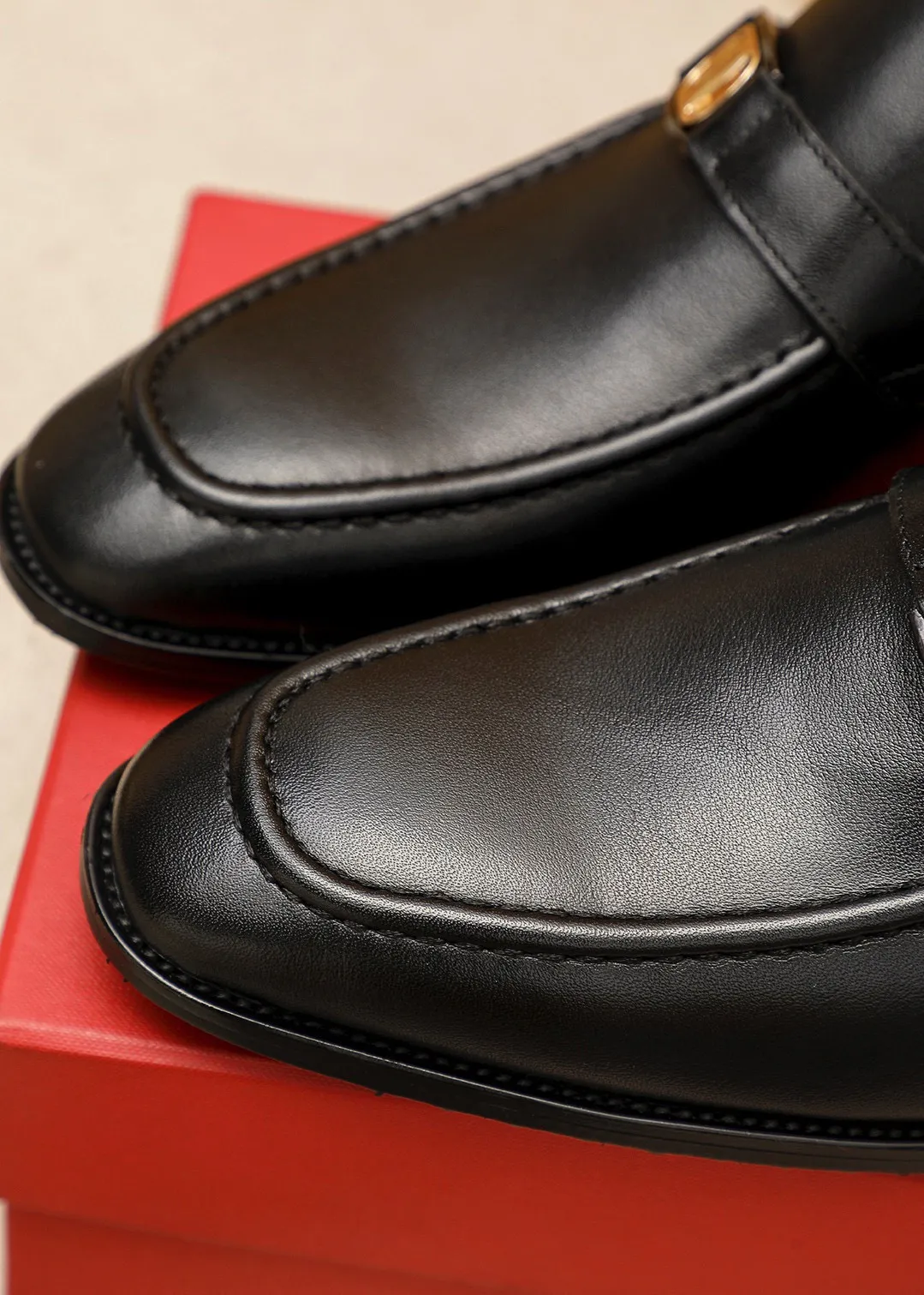Men's shoes 💰460 💐 Product trademark: Ferragamo "Ferragamo" casual leather shoes Regular size: 38-44 (45.46🉑️customized) Product materials: Selected imported first-layer calfskin upper + luxury hardware buckle, imported water-dyed cowhide leather lining. Strong three-dimensional visual effect, original outsole color: 2⃣️seed leather materials optional